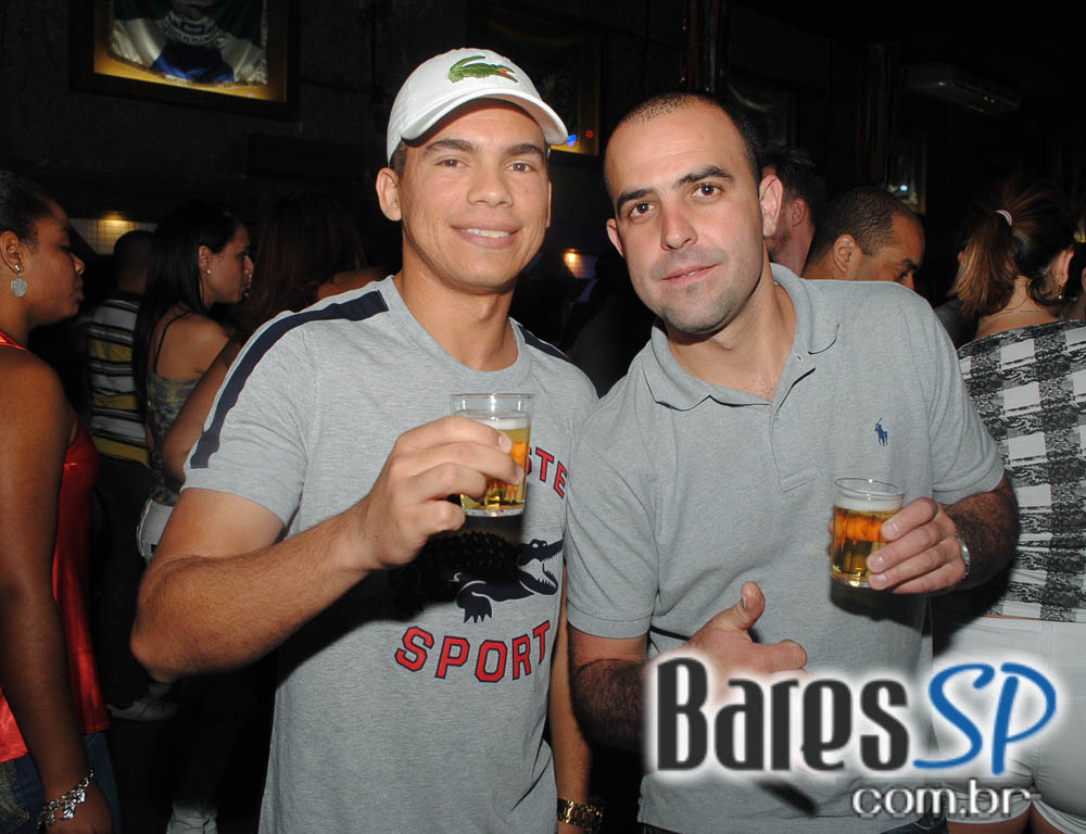 Domingo foi dia de curtir o som do grupo Batuque de Corda no Vila do Samba Domingo foi dia de curtir o som do grupo Batuque de Corda no Vila do Samba