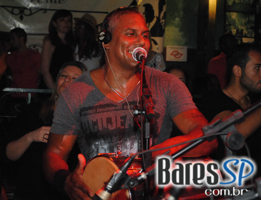 Domingo foi dia de curtir o som do grupo Batuque de Corda no Vila do Samba Domingo foi dia de curtir o som do grupo Batuque de Corda no Vila do Samba