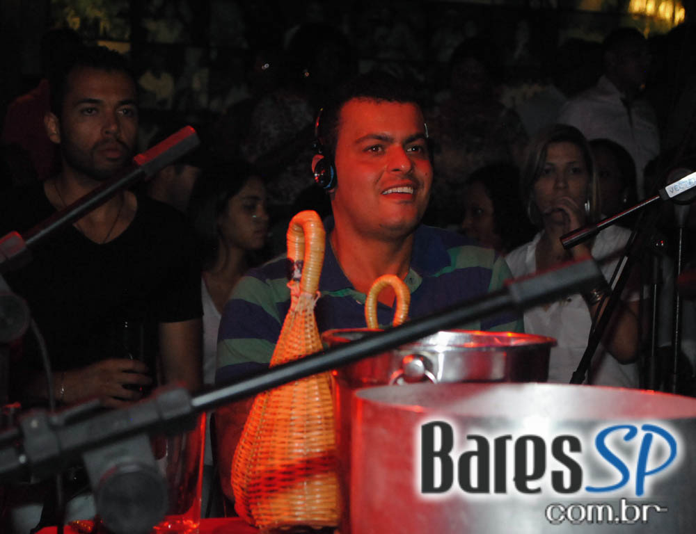 Domingo foi dia de curtir o som do grupo Batuque de Corda no Vila do Samba Domingo foi dia de curtir o som do grupo Batuque de Corda no Vila do Samba