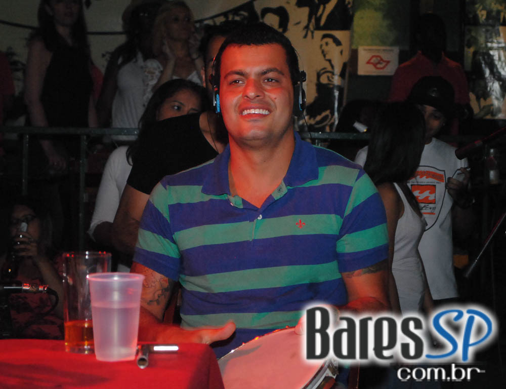 Domingo foi dia de curtir o som do grupo Batuque de Corda no Vila do Samba Domingo foi dia de curtir o som do grupo Batuque de Corda no Vila do Samba