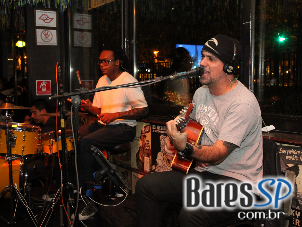 Eu Tu Eles Bar embalou a noite ao som da banda Denise com muito pop e rock Eu Tu Eles Bar embalou a noite ao som da banda Denise com muito pop e rock