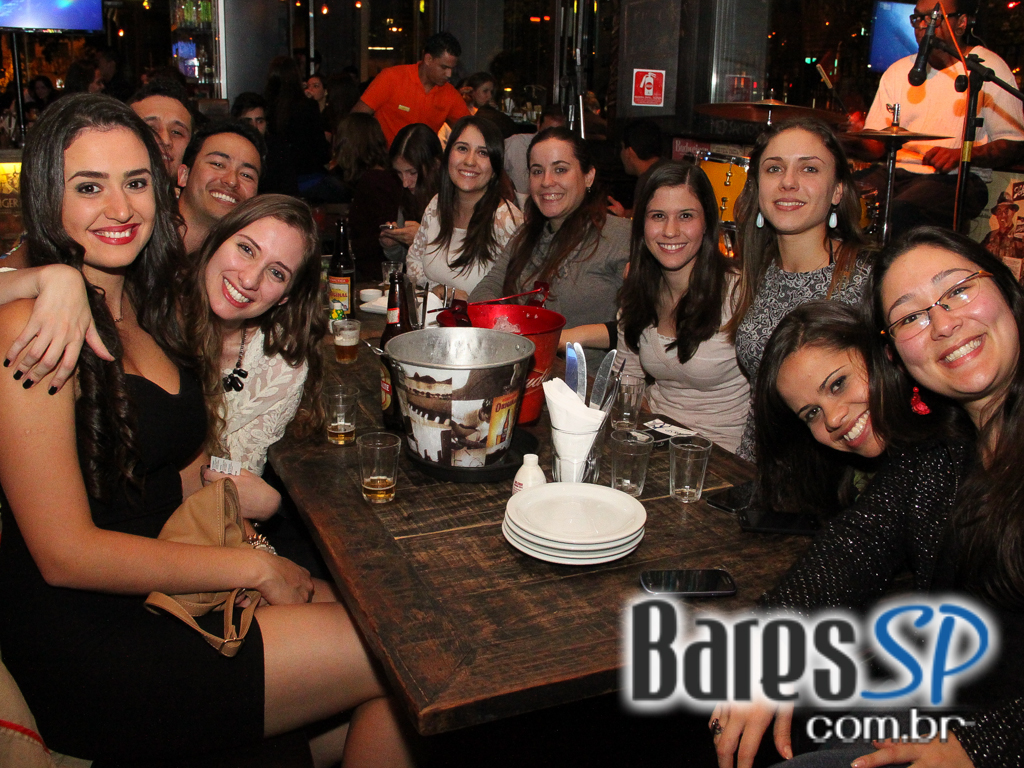 Eu Tu Eles Bar embalou a noite ao som da banda Denise com muito pop e rock Eu Tu Eles Bar embalou a noite ao som da banda Denise com muito pop e rock