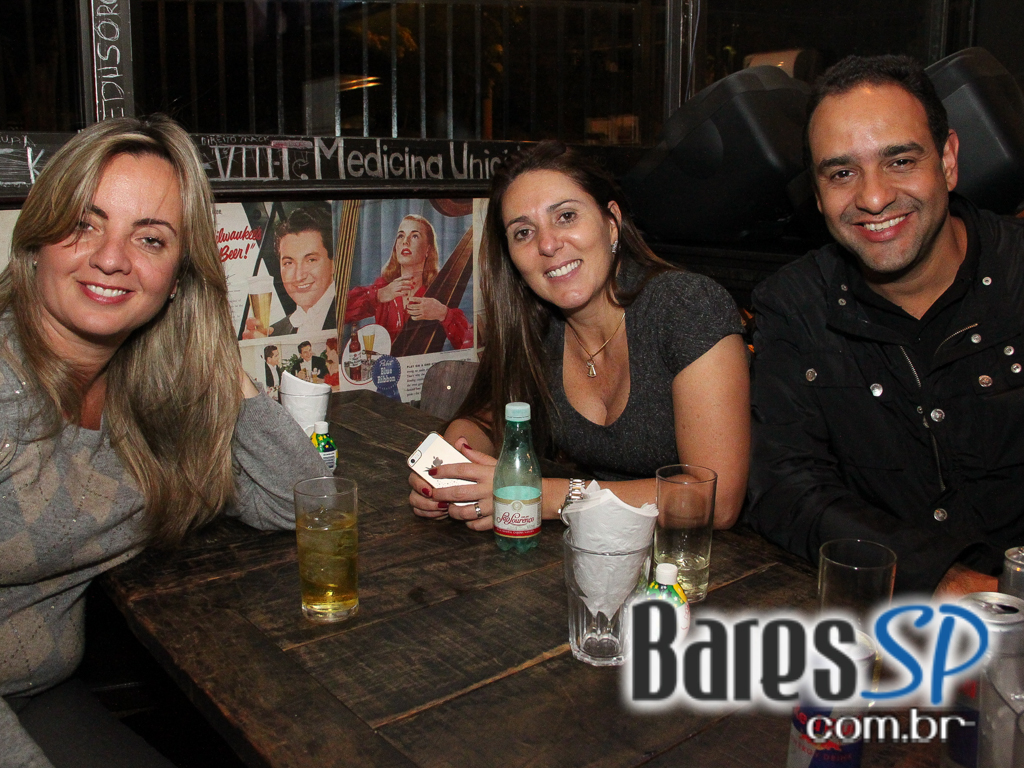 Eu Tu Eles Bar embalou a noite ao som da banda Denise com muito pop e rock Eu Tu Eles Bar embalou a noite ao som da banda Denise com muito pop e rock