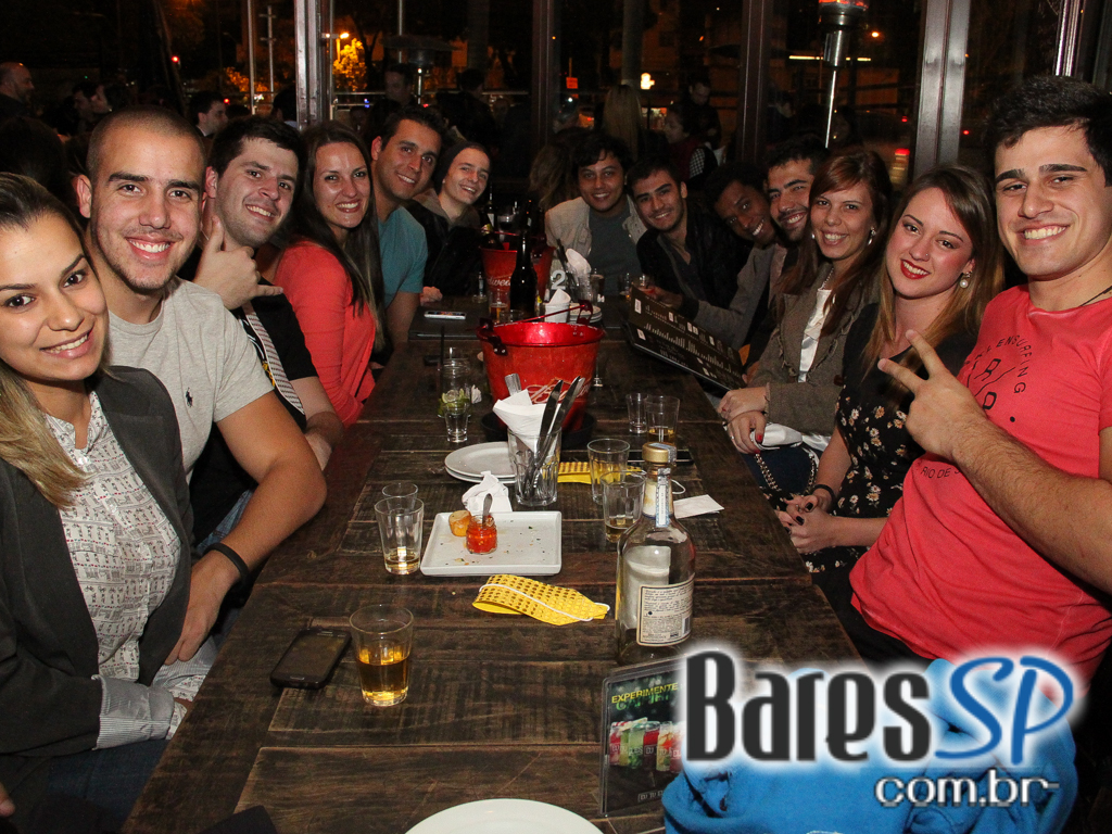 Eu Tu Eles Bar embalou a noite ao som da banda Denise com muito pop e rock Eu Tu Eles Bar embalou a noite ao som da banda Denise com muito pop e rock