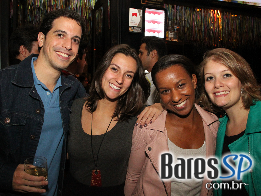 Eu Tu Eles Bar embalou a noite ao som da banda Denise com muito pop e rock Eu Tu Eles Bar embalou a noite ao som da banda Denise com muito pop e rock