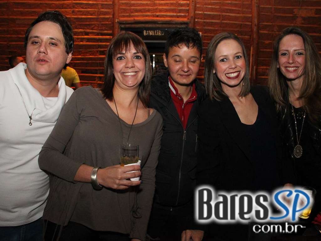 Eu Tu Eles Bar embalou a noite ao som da banda Denise com muito pop e rock Eu Tu Eles Bar embalou a noite ao som da banda Denise com muito pop e rock