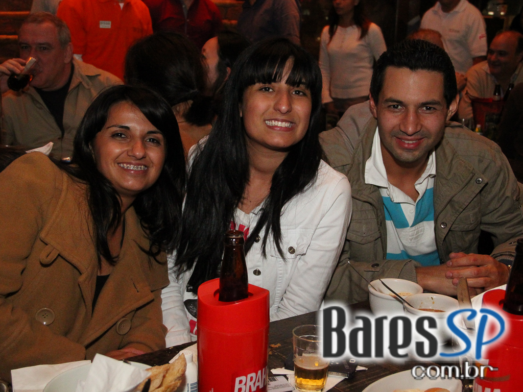 Eu Tu Eles Bar embalou a noite ao som da banda Denise com muito pop e rock Eu Tu Eles Bar embalou a noite ao som da banda Denise com muito pop e rock