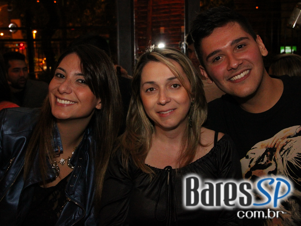 Eu Tu Eles Bar embalou a noite ao som da banda Denise com muito pop e rock Eu Tu Eles Bar embalou a noite ao som da banda Denise com muito pop e rock