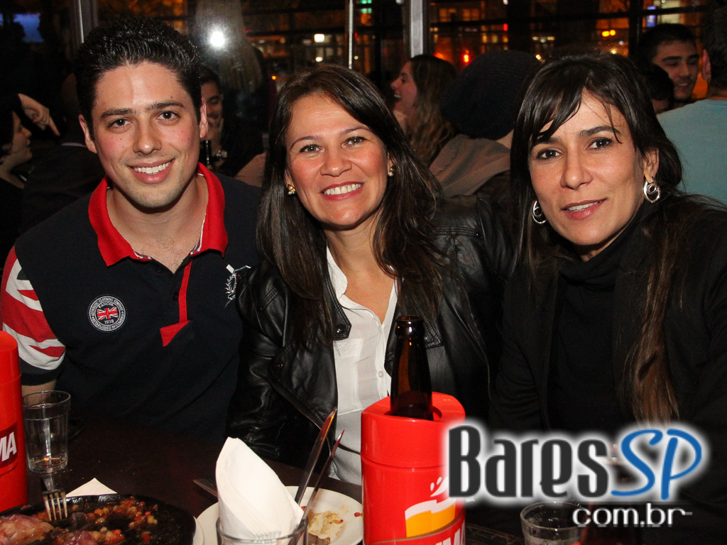Eu Tu Eles Bar embalou a noite ao som da banda Denise com muito pop e rock Eu Tu Eles Bar embalou a noite ao som da banda Denise com muito pop e rock