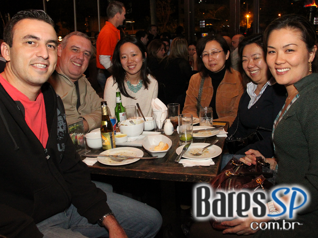 Eu Tu Eles Bar embalou a noite ao som da banda Denise com muito pop e rock Eu Tu Eles Bar embalou a noite ao som da banda Denise com muito pop e rock