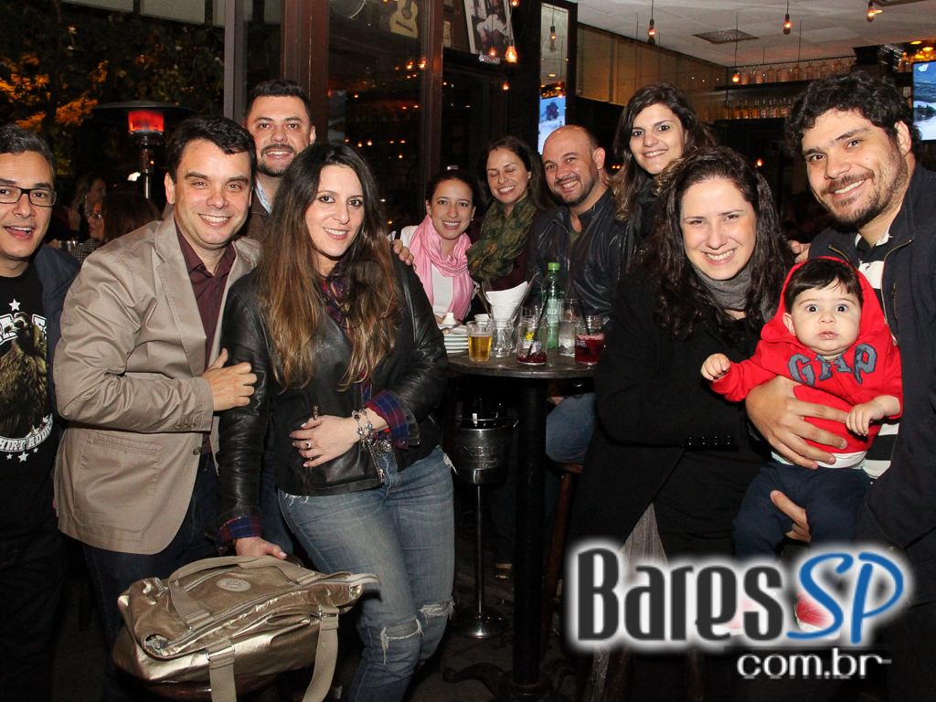 Eu Tu Eles Bar embalou a noite ao som da banda Denise com muito pop e rock Eu Tu Eles Bar embalou a noite ao som da banda Denise com muito pop e rock