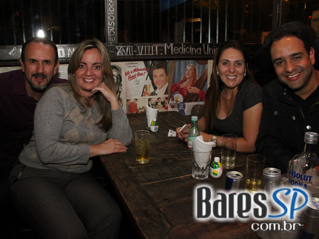 Eu Tu Eles Bar embalou a noite ao som da banda Denise com muito pop e rock Eu Tu Eles Bar embalou a noite ao som da banda Denise com muito pop e rock