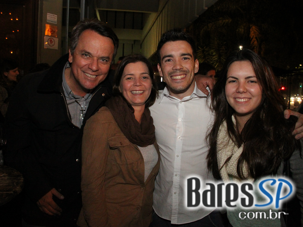 Eu Tu Eles Bar embalou a noite ao som da banda Denise com muito pop e rock Eu Tu Eles Bar embalou a noite ao som da banda Denise com muito pop e rock