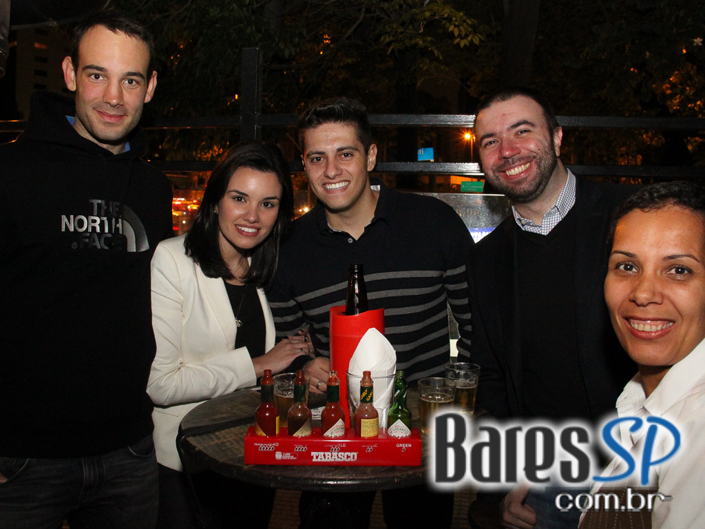 Eu Tu Eles Bar embalou a noite ao som da banda Denise com muito pop e rock Eu Tu Eles Bar embalou a noite ao som da banda Denise com muito pop e rock