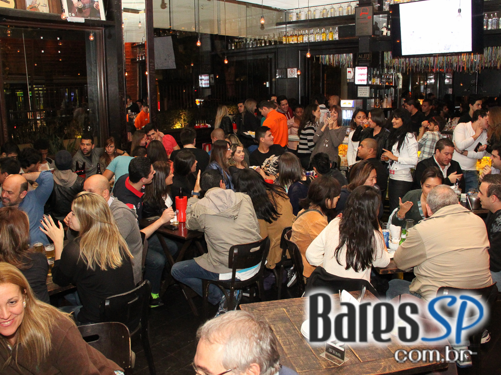 Eu Tu Eles Bar embalou a noite ao som da banda Denise com muito pop e rock Eu Tu Eles Bar embalou a noite ao som da banda Denise com muito pop e rock