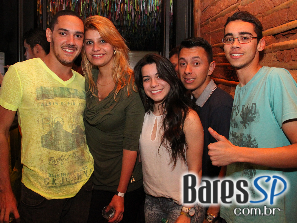 Eu Tu Eles Bar embalou a noite ao som da banda Denise com muito pop e rock Eu Tu Eles Bar embalou a noite ao som da banda Denise com muito pop e rock