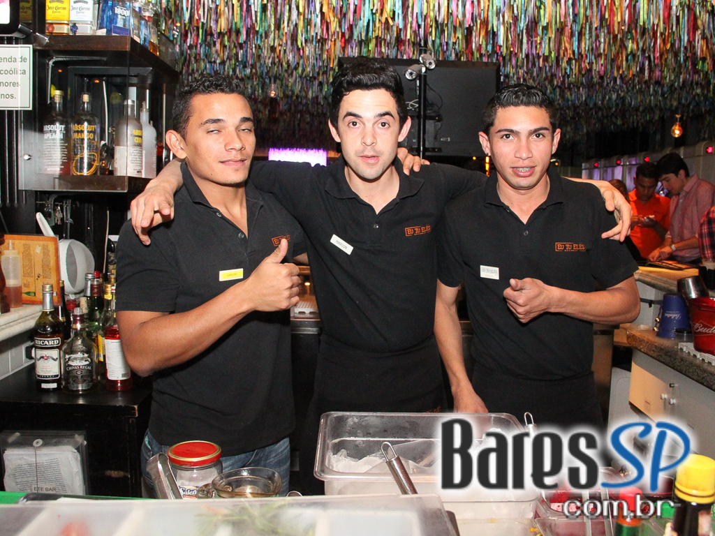 Eu Tu Eles Bar embalou a noite ao som da banda Denise com muito pop e rock Eu Tu Eles Bar embalou a noite ao som da banda Denise com muito pop e rock