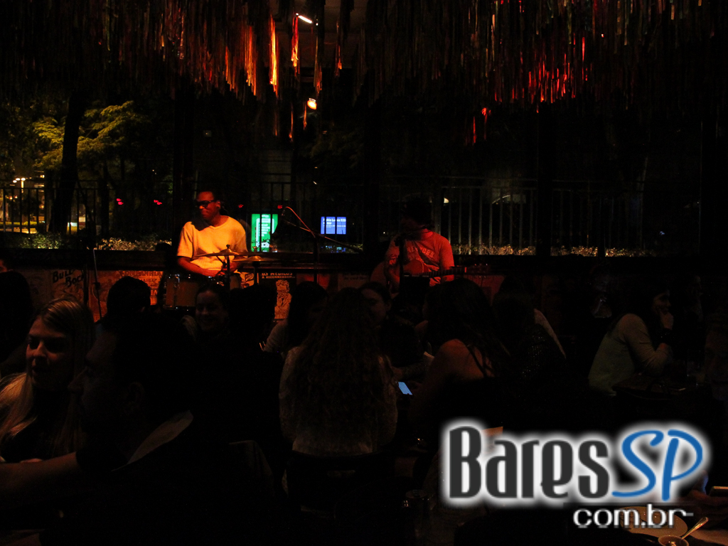 Eu Tu Eles Bar embalou a noite ao som da banda Denise com muito pop e rock Eu Tu Eles Bar embalou a noite ao som da banda Denise com muito pop e rock