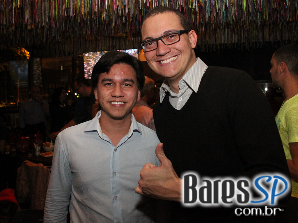 Eu Tu Eles Bar embalou a noite ao som da banda Denise com muito pop e rock Eu Tu Eles Bar embalou a noite ao som da banda Denise com muito pop e rock