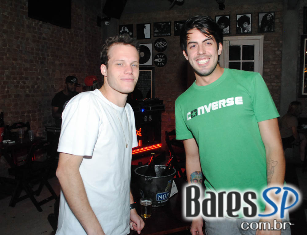 Quitandinha Bar recebeu Du Bronks e DJ Mass para animar a noite de quinta-feira Quitandinha Bar recebeu Du Bronks e DJ Mass para animar a noite de quinta-feira