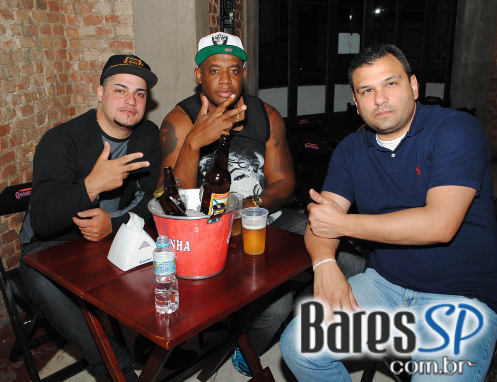 Quitandinha Bar recebeu Du Bronks e DJ Mass para animar a noite de quinta-feira Quitandinha Bar recebeu Du Bronks e DJ Mass para animar a noite de quinta-feira