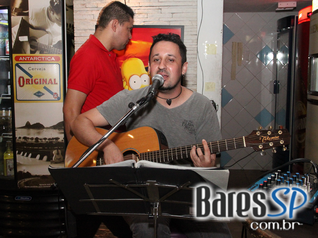 Santa Cana Bar ofereceu música ao vivo que embalou a noite da galera - Unisal