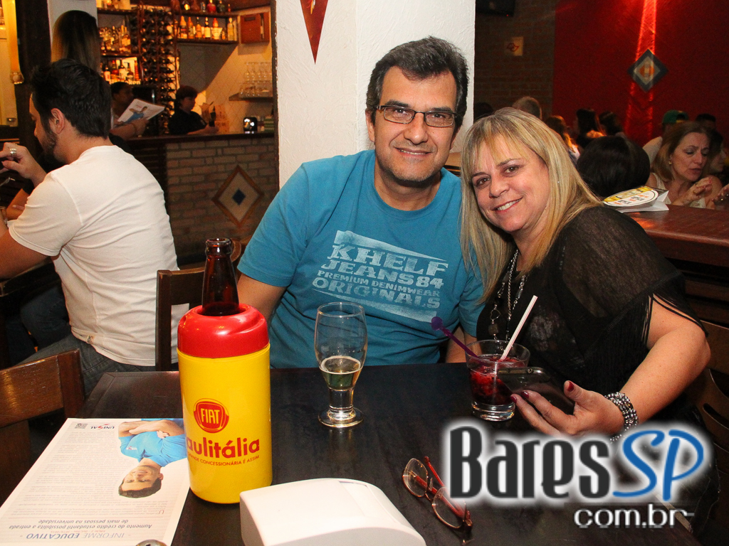 Caetano's Bar tem música alemã ao vivo para acompanhar a cerveja Paulaner - Unisal