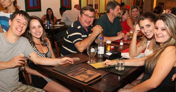 Música tradicional alemã na Oktoberfest do Villa Caetano's Bar - Unisal