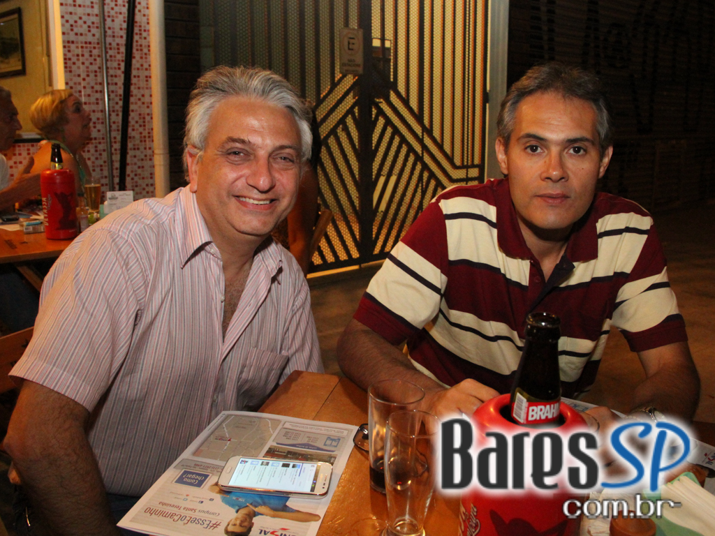 Happy Hour animado no O Alemão Bar com cerveja gelada - Unisal Happy Hour animado no O Alemão Bar com cerveja gelada - Unisal