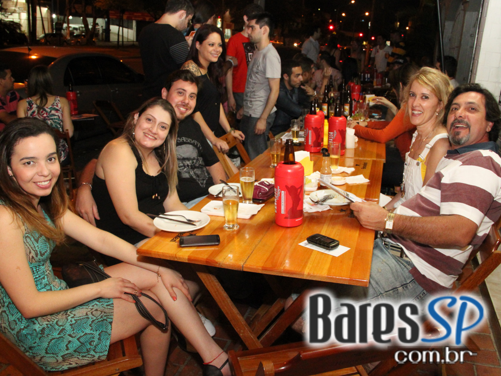 Happy Hour animado no O Alemão Bar com cerveja gelada - Unisal Happy Hour animado no O Alemão Bar com cerveja gelada - Unisal