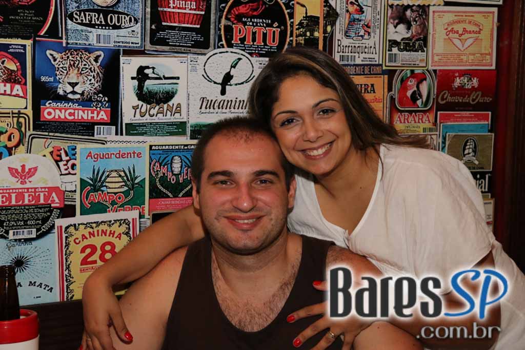 Santa Cana Bar ofereceu música ao vivo que embalou a noite da galera - Unisal Santa Cana Bar ofereceu música ao vivo que embalou a noite da galera - Unisal