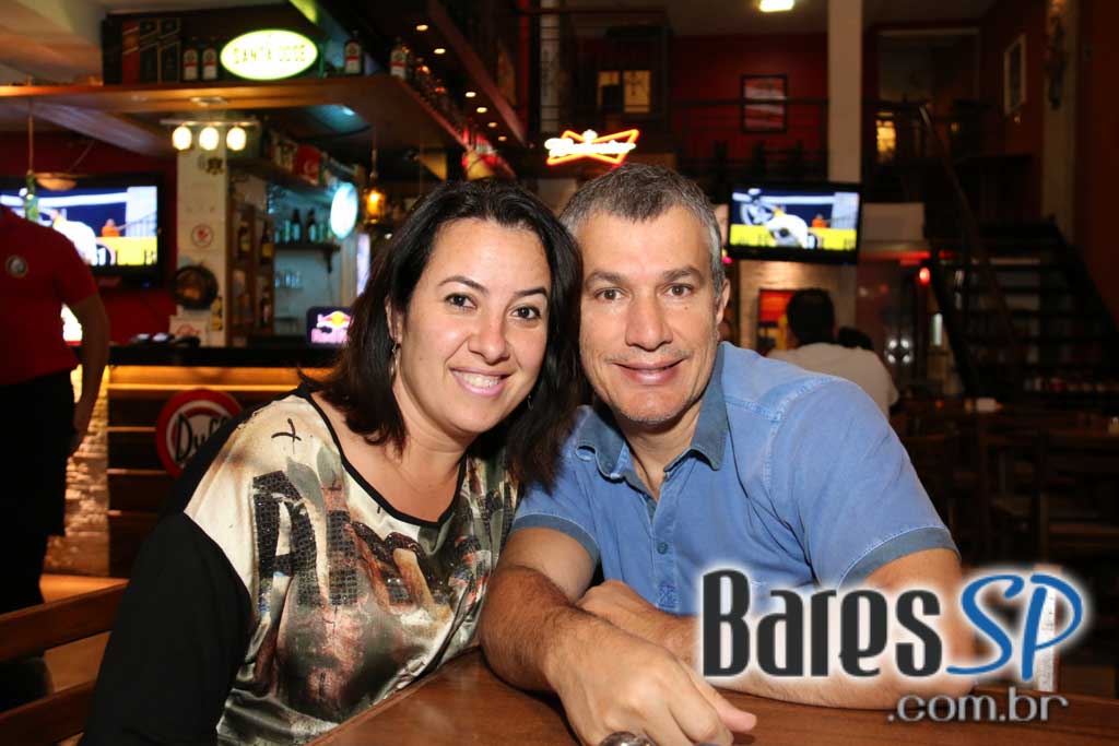 Santa Cana Bar ofereceu música ao vivo que embalou a noite da galera - Unisal Santa Cana Bar ofereceu música ao vivo que embalou a noite da galera - Unisal