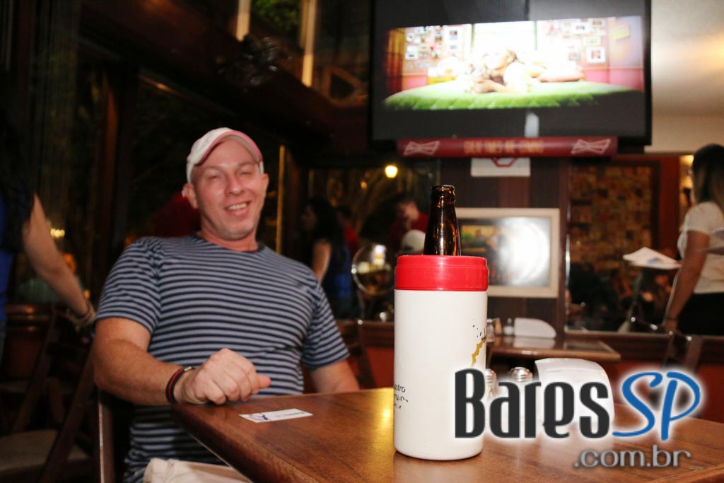 Santa Cana Bar ofereceu música ao vivo que embalou a noite da galera - Unisal Santa Cana Bar ofereceu música ao vivo que embalou a noite da galera - Unisal