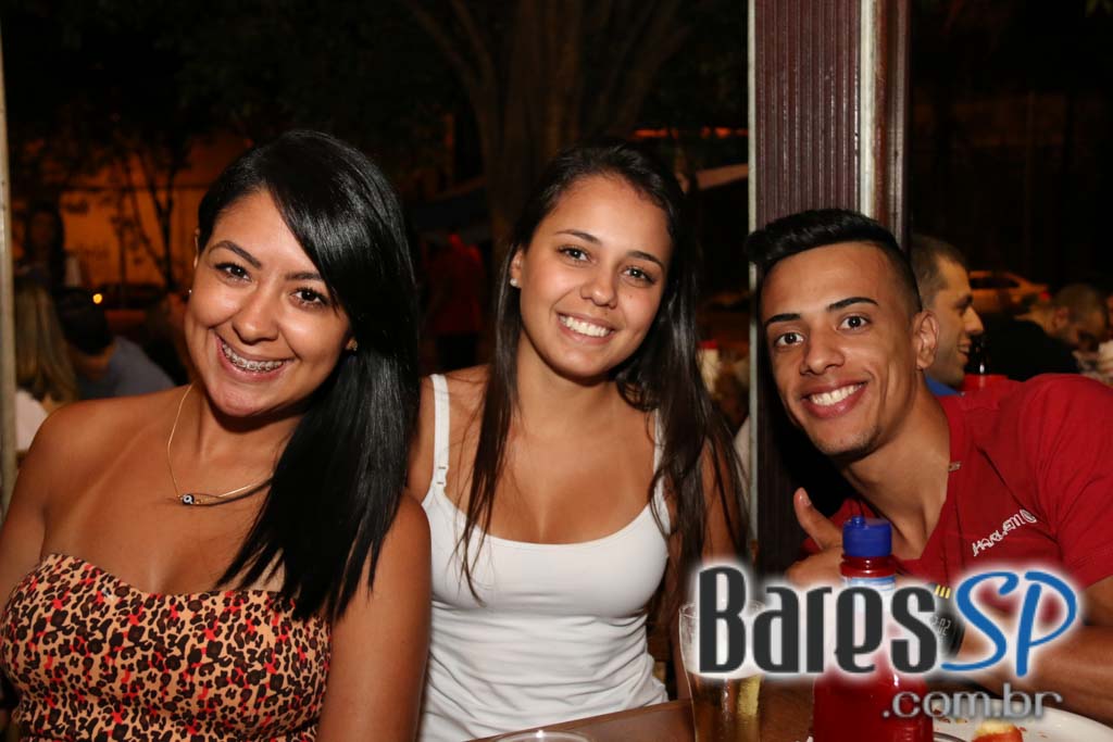 Santa Cana Bar ofereceu música ao vivo que embalou a noite da galera - Unisal Santa Cana Bar ofereceu música ao vivo que embalou a noite da galera - Unisal