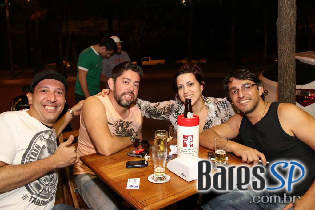 Santa Cana Bar ofereceu música ao vivo que embalou a noite da galera - Unisal Santa Cana Bar ofereceu música ao vivo que embalou a noite da galera - Unisal