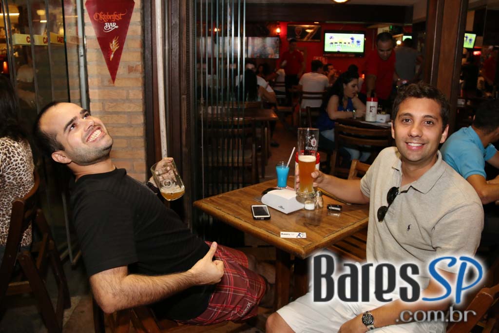 Santa Cana Bar ofereceu música ao vivo que embalou a noite da galera - Unisal Santa Cana Bar ofereceu música ao vivo que embalou a noite da galera - Unisal