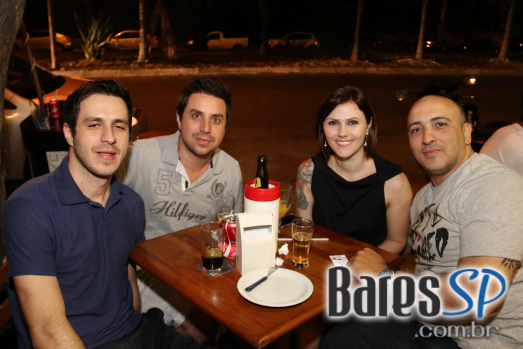 Santa Cana Bar ofereceu música ao vivo que embalou a noite da galera - Unisal Santa Cana Bar ofereceu música ao vivo que embalou a noite da galera - Unisal