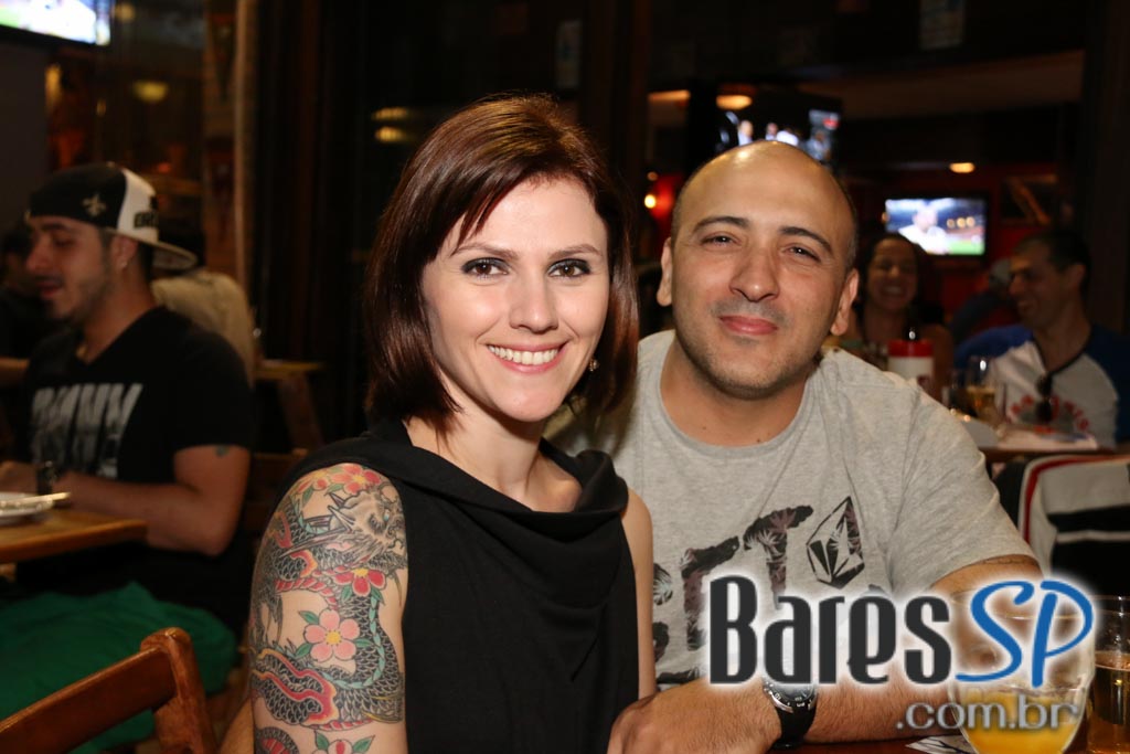 Santa Cana Bar ofereceu música ao vivo que embalou a noite da galera - Unisal Santa Cana Bar ofereceu música ao vivo que embalou a noite da galera - Unisal