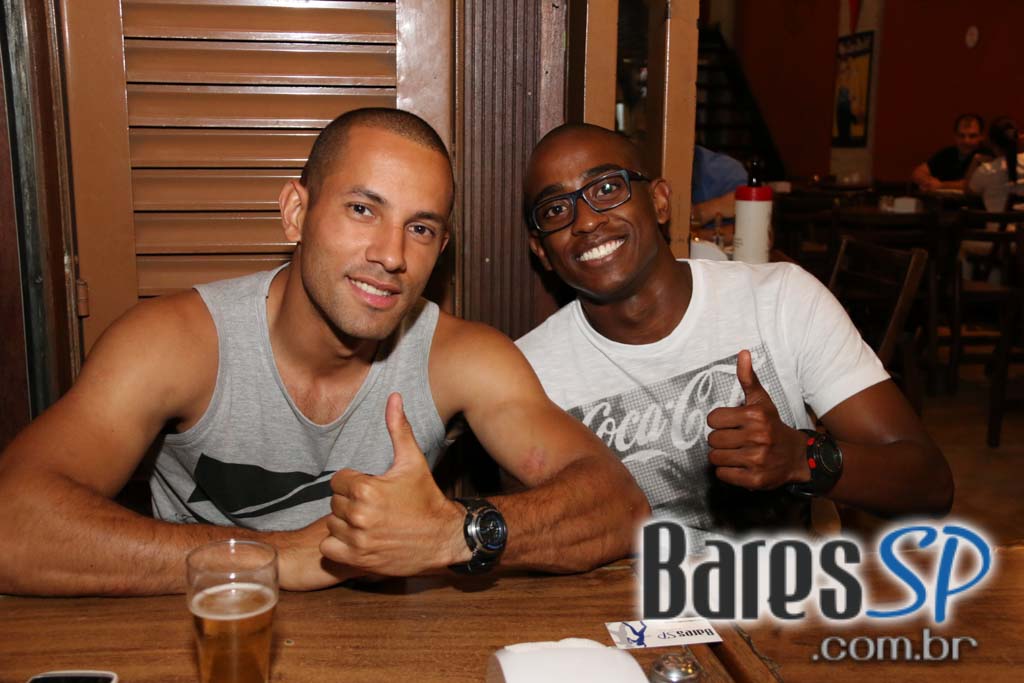 Santa Cana Bar ofereceu música ao vivo que embalou a noite da galera - Unisal Santa Cana Bar ofereceu música ao vivo que embalou a noite da galera - Unisal