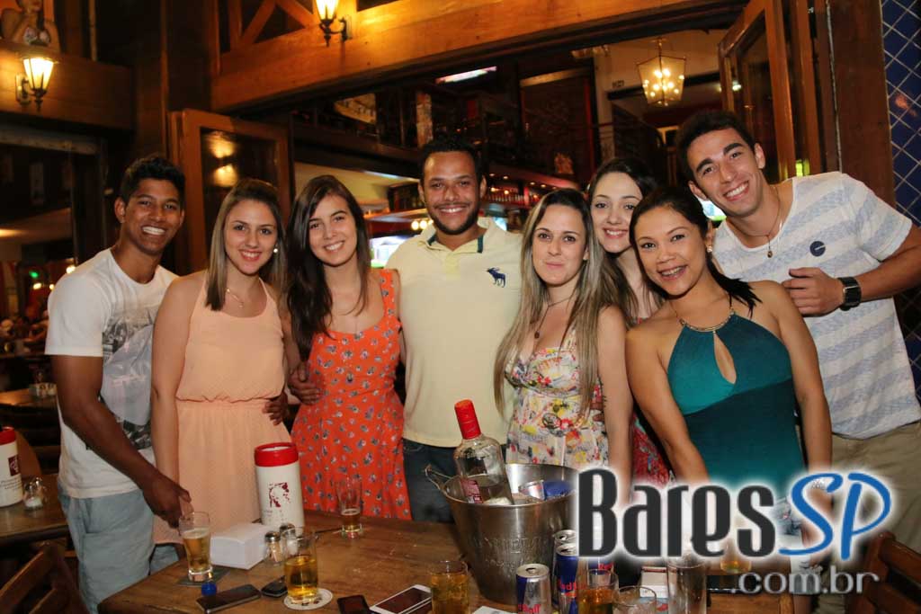 Santa Cana Bar ofereceu música ao vivo que embalou a noite da galera - Unisal Santa Cana Bar ofereceu música ao vivo que embalou a noite da galera - Unisal