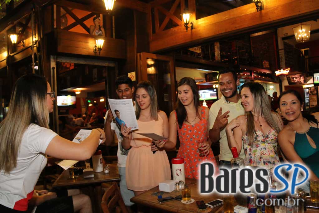 Santa Cana Bar ofereceu música ao vivo que embalou a noite da galera - Unisal Santa Cana Bar ofereceu música ao vivo que embalou a noite da galera - Unisal