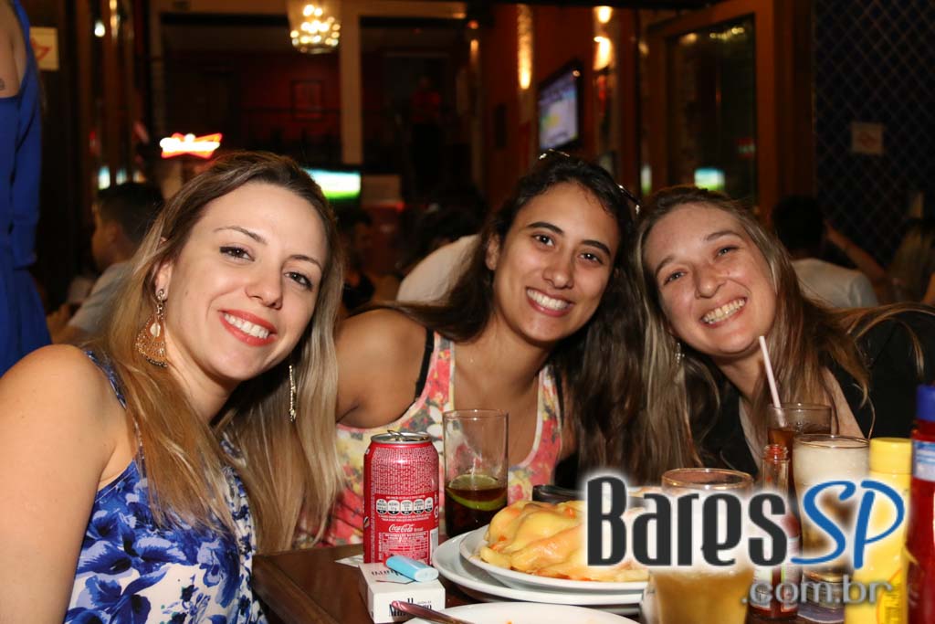 Santa Cana Bar ofereceu música ao vivo que embalou a noite da galera - Unisal Santa Cana Bar ofereceu música ao vivo que embalou a noite da galera - Unisal