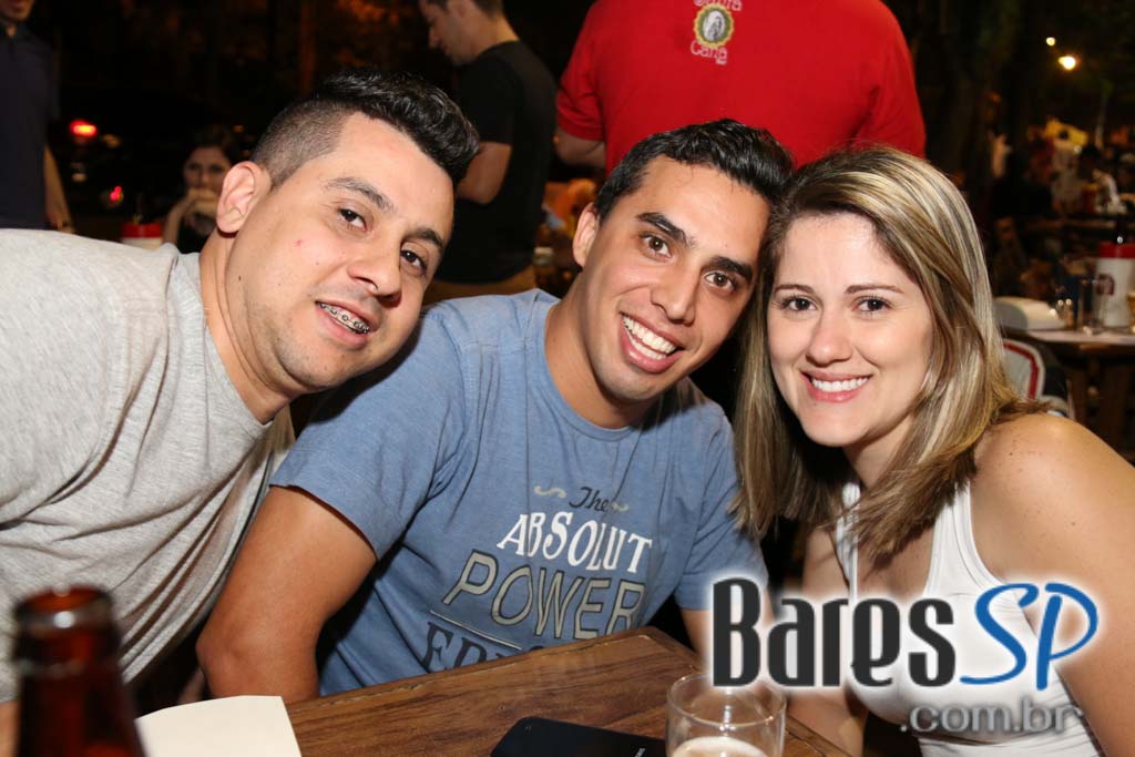 Santa Cana Bar ofereceu música ao vivo que embalou a noite da galera - Unisal Santa Cana Bar ofereceu música ao vivo que embalou a noite da galera - Unisal