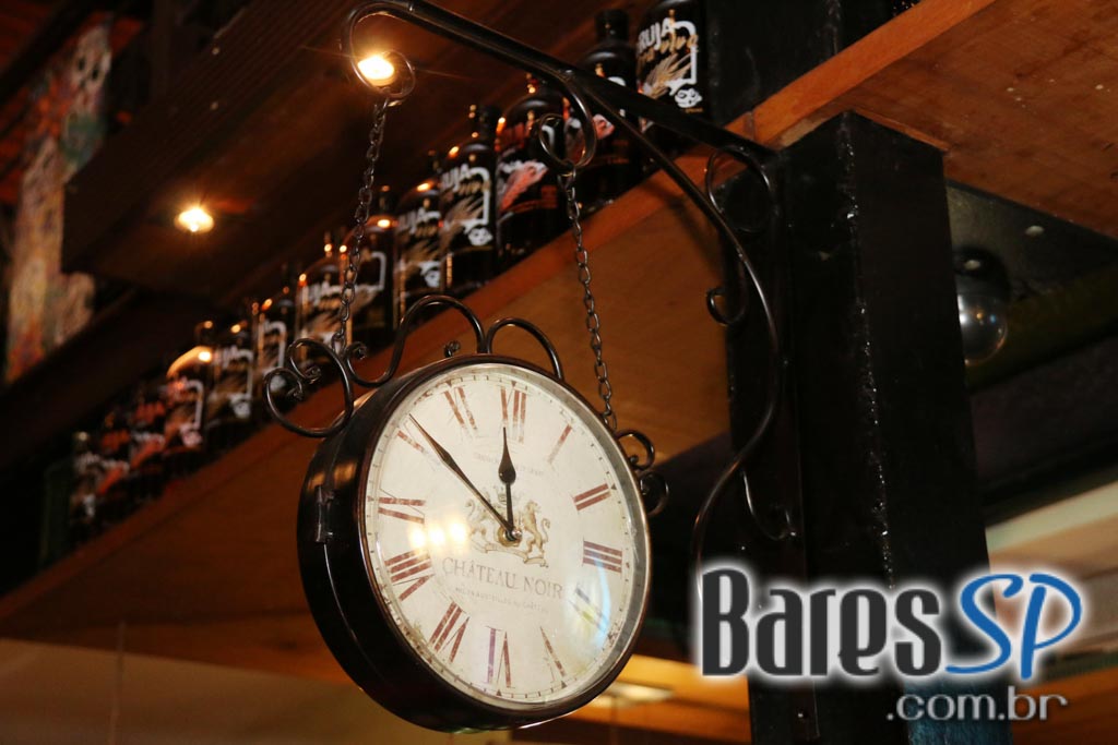 Santa Cana Bar ofereceu música ao vivo que embalou a noite da galera - Unisal Santa Cana Bar ofereceu música ao vivo que embalou a noite da galera - Unisal