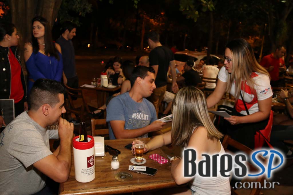 Santa Cana Bar ofereceu música ao vivo que embalou a noite da galera - Unisal Santa Cana Bar ofereceu música ao vivo que embalou a noite da galera - Unisal