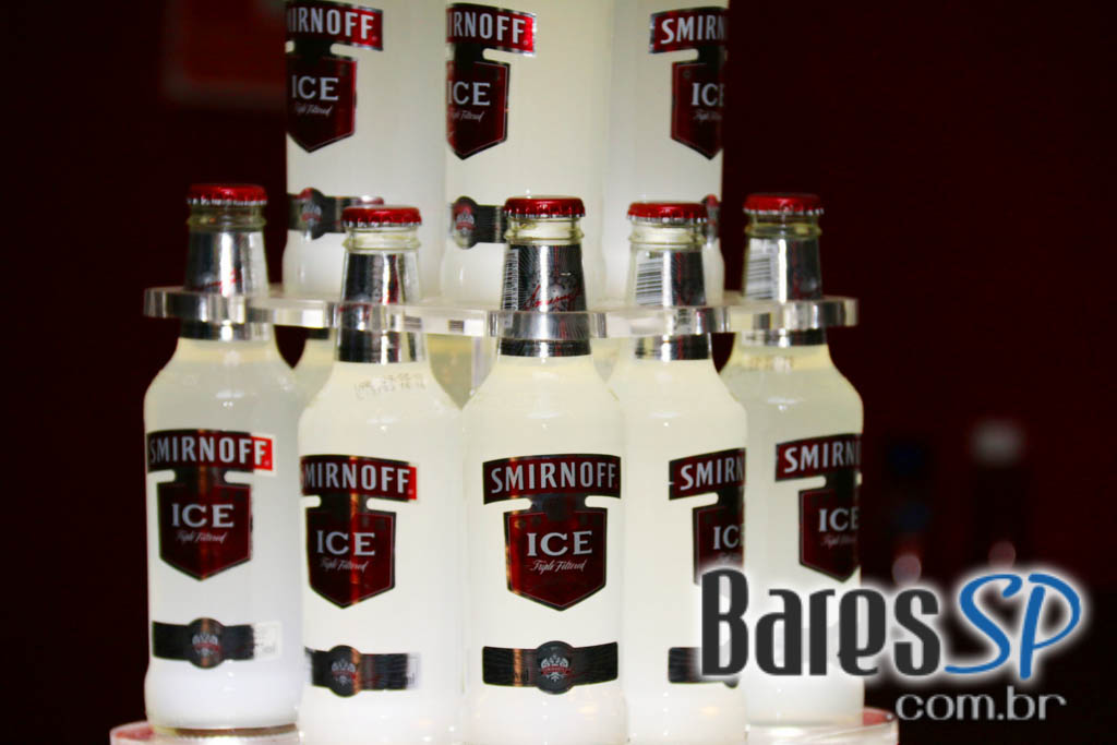 Santa Cana Bar ofereceu música ao vivo que embalou a noite da galera - Unisal Santa Cana Bar ofereceu música ao vivo que embalou a noite da galera - Unisal