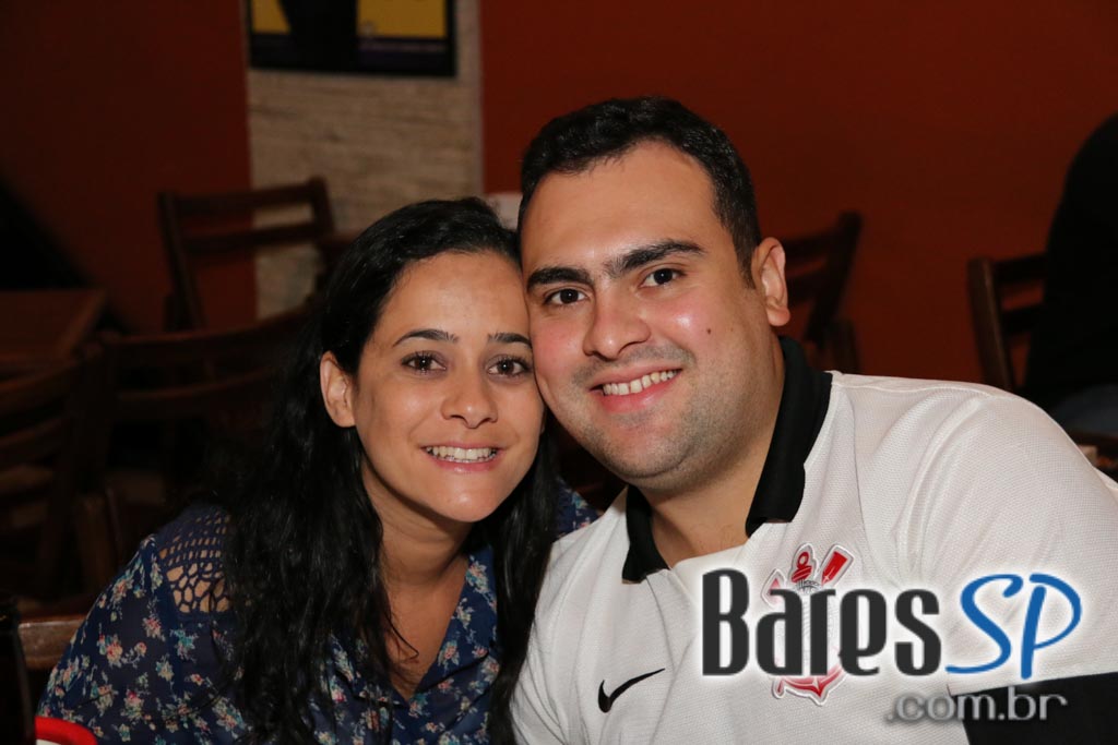 Santa Cana Bar ofereceu música ao vivo que embalou a noite da galera - Unisal Santa Cana Bar ofereceu música ao vivo que embalou a noite da galera - Unisal