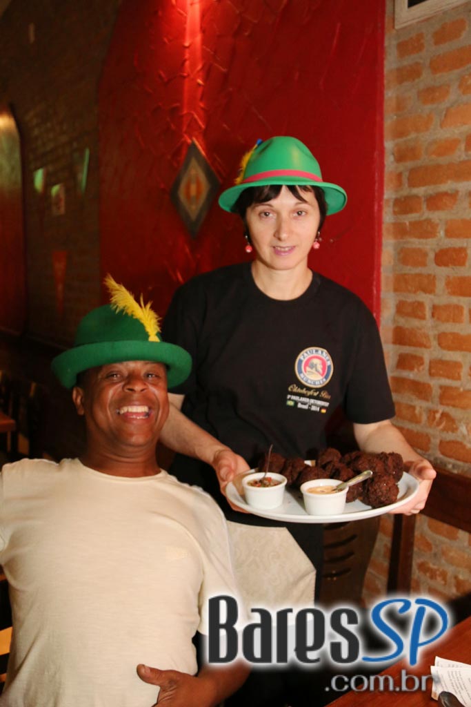 Caetano's Bar tocou música alemã ao vivo para acompanhar a cerveja Paulaner - Unisal Caetano's Bar tocou música alemã ao vivo para acompanhar a cerveja Paulaner - Unisal