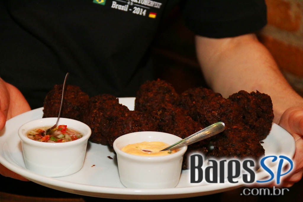 Caetano's Bar tocou música alemã ao vivo para acompanhar a cerveja Paulaner - Unisal Caetano's Bar tocou música alemã ao vivo para acompanhar a cerveja Paulaner - Unisal