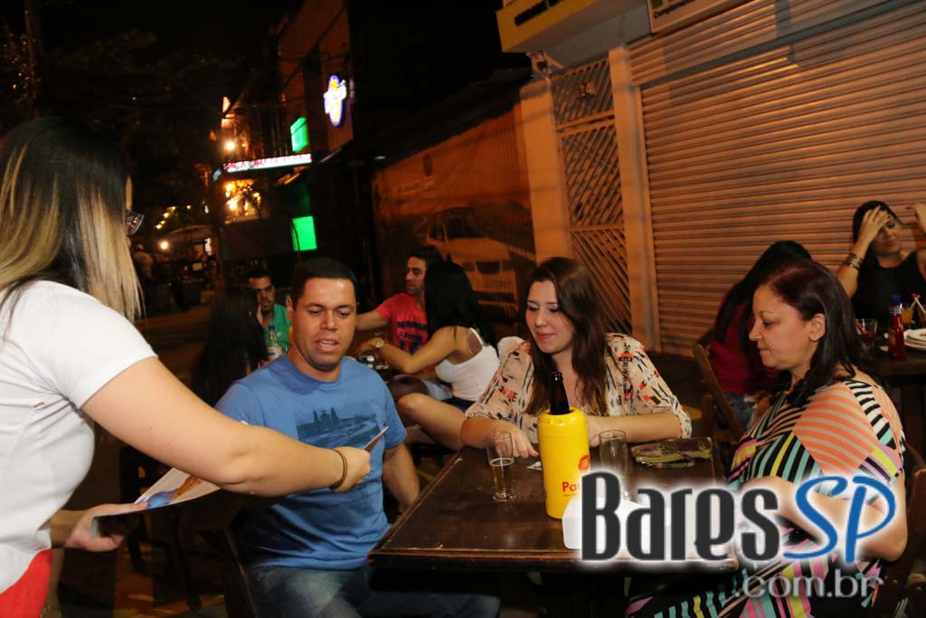 Caetano's Bar tocou música alemã ao vivo para acompanhar a cerveja Paulaner - Unisal Caetano's Bar tocou música alemã ao vivo para acompanhar a cerveja Paulaner - Unisal